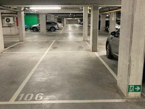 Ondergrondse staanplaats op gunstige locatie.