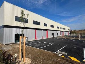 Location local d'activités CHAMPNIERS 9 554 m²