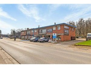 TE KOOP: handelshuis op een ruim perceel van 32a37ca te Zolder!