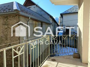 Maison de village sur 3 niveaux de 240m² divisé en 2 appartements avec garage