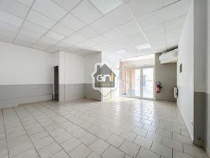 Location locaux professionnels 54 m² à Merindol (84360)  490 €