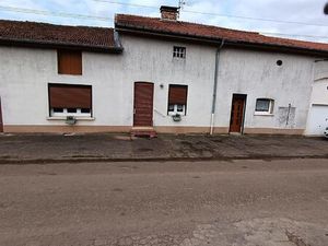 Ancienne ferme à rénover avec terrain et hangar.