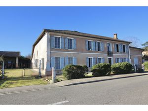 EXCLUSIVITÉ  GRANDE MAISON ANCIENNE AVEC DÉPENDANCES  AU COEUR DU VILLAGE .