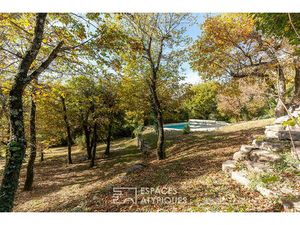 Propriété haut de gamme avec vue  volumes et jardin paysagé