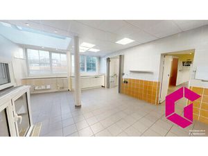 Local commercial en plein centre de Dunières avec parking priv?