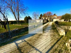 Élégante Maison à Charols avec Grand Jardin
