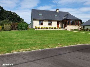 Maison et dépendances pour petite entreprise avec terrain