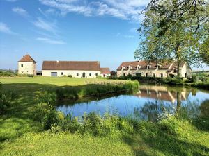 Ensemble de 2 longères 310 m2 habitables - Terrain 38200 m2 avec plan eau et dépendances -