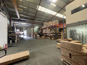 A vendre entrepôt 405m2 avec quai de déchargement Peymeinad