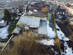 Entrepôt de 350m² avec 9garages et terrain de 2700m²