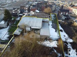 Entrepôt de 350m² (toiture non isolée) avec 9garages et ter