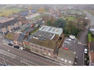 Visibilité maximale : Entrepôt + bureaux et maison à rénover