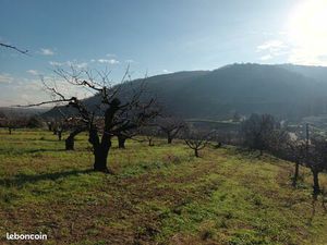 Grand terrain constructible à Saint Désirat