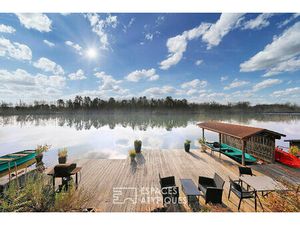 Havre de paix en bois avec vue imprenable sur un lac