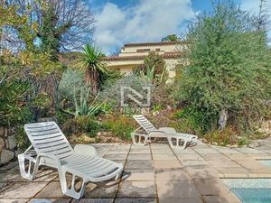 Magnifique villa provençale  piscine dans beau jardin méditerranéen