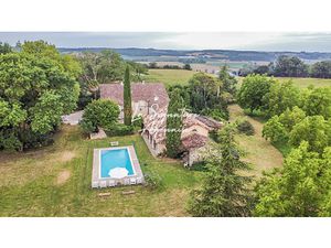 Propriété de 297m2 avec terrain arboré de 2 hectares et 521