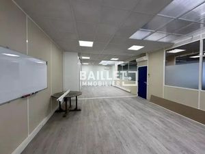 FRÉJUS CAPITOU / BUREAU CLIMATISÉ DE 70 M2 AVEC PARKINGS PRIVÉS