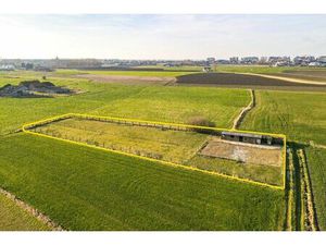 Mooi perceel weiland (2920 m²) met bijhorende paardenstalling op landelijke ligging te Wes