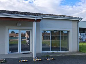 Location locaux professionnels 2 pièces 55 m² à Saint-Magne-de-Castillon (33350)  670 €