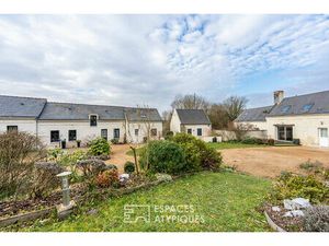 Ensemble de maisons de caractère avec jardin paysager et piscine