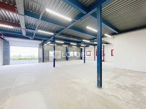 Très beau local commercial à Chanteloup En Brie de 452 m2