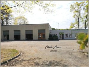 Murs commerciaux sur un axe passant