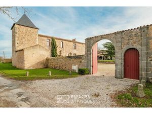 Propriété du XVIe avec gîtes  piscine et salle de réception