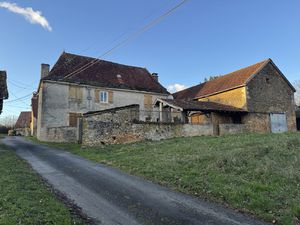 Maison en pierres avec dépendances à restaurer...2404 m2 de