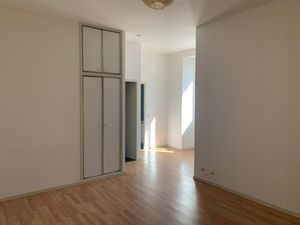 Appartement de 41 7 m2  au 1er étage d'un immeuble situé en