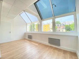 Bureaux rénovés à louer à Sèvres  85 m²  dans un petit immeuble de bureaux en copropriété.