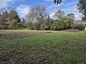 TERRAIN CONSTRUCTIBLE NON VIABILISE A 5 KILOMETRES DE CASTEL