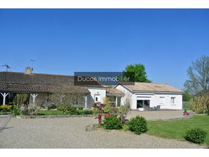 Propriété avec 2 habitations et 6 chambres et un bureu au to