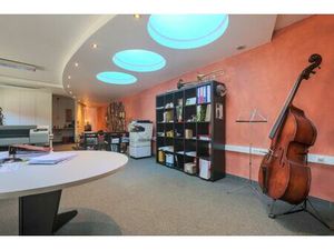 Centraal gelegen  design- kantoorruimte van +/- 100m². EN...