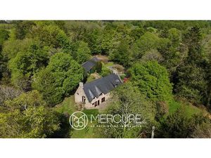 Chaumières bretonnes dans la campagne de Plouay