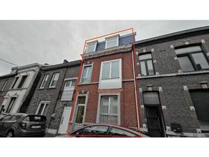 Maison quatre chambre idéalement située.