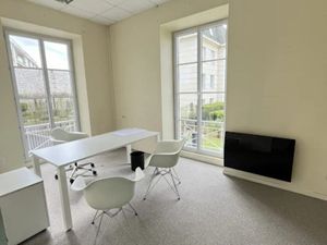 Location locaux professionnels 45 m² à Chantilly (60500)  990 €