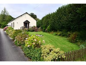 Vente maison 8 pièces 111 m² à Locmaria-Berrien (29690)  138 375 €