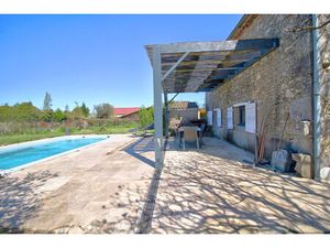 Maison de caractère en pierres de 152 m² avec piscine  carport  dépendance sur un terrain 