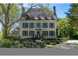 Manoir historique avec piscine  gîtes  salle de réception  5 ha dans le magnifique départe
