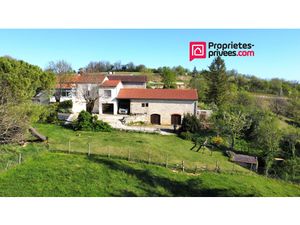 Maison et grange  sans travaux  sur 1 ha de terrain avec source  puits et vue dominante