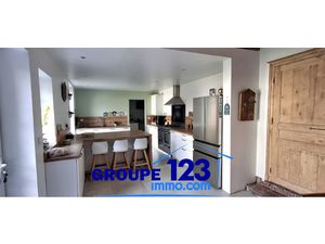 Maison de 157m2 avec jardin clos en centre village.