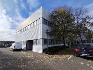 Location Local Professionnel 805m²