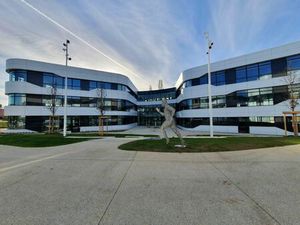 Location Local Professionnel 2 453m²