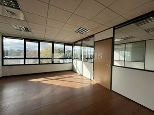 Location Local Professionnel 899m² ECULLY 69130