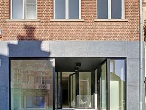 ** OPTION ** Espace commercial entièrement rénové au centre