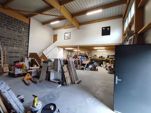 Top affaire. Atelier et bureaux 260m² sur un terrain privatif clos et sécurisé de 606 m² à