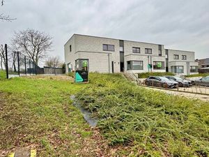 LOT 1 - HOB OP EEN PERCEEL VAN 352M² MET 3 SLPKS  GROTE OPRIT EN RUIME TUIN