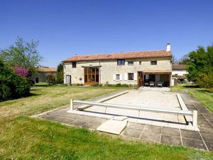 Vente maison 10 pièces 224 m² à Chef-Boutonne (79110)  233 640 €