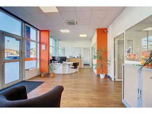 Local commercial sur axe passant  belle visibilité et facilité de stationnement