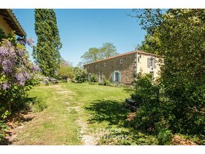 Propriété avec gîtes et piscine aux abords de la Vienne